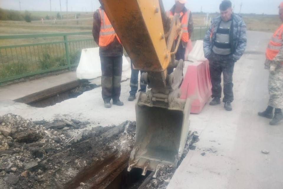 В Волгоградской области дорожники восстанавливают мост через реку Бузулук