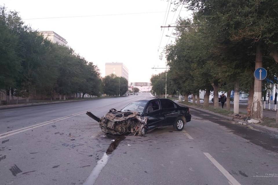 Трое молодых людей пострадали в ночной аварии в Волгограде