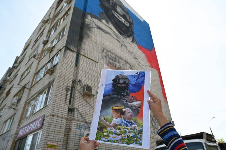 В Волгограде вандалы испортили картину с солдатом и детьми на фасаде многоэтажного дома