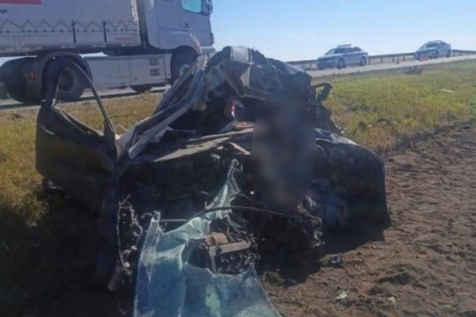 Под Волгоградом водитель иномарки погиб после столкновения с грузовиком
