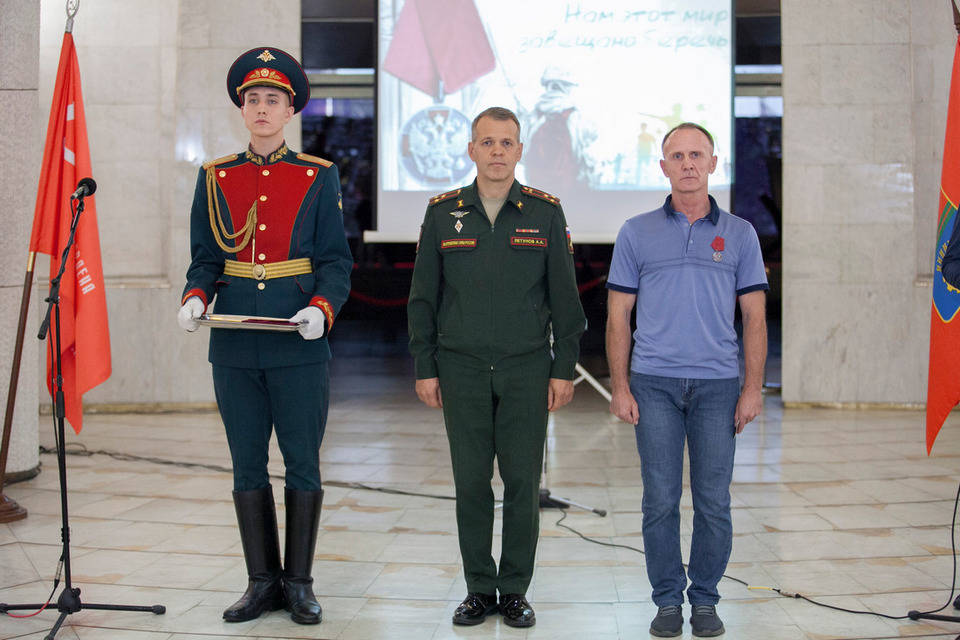 Волгоградского добровольца наградили за заслуги в спецоперации