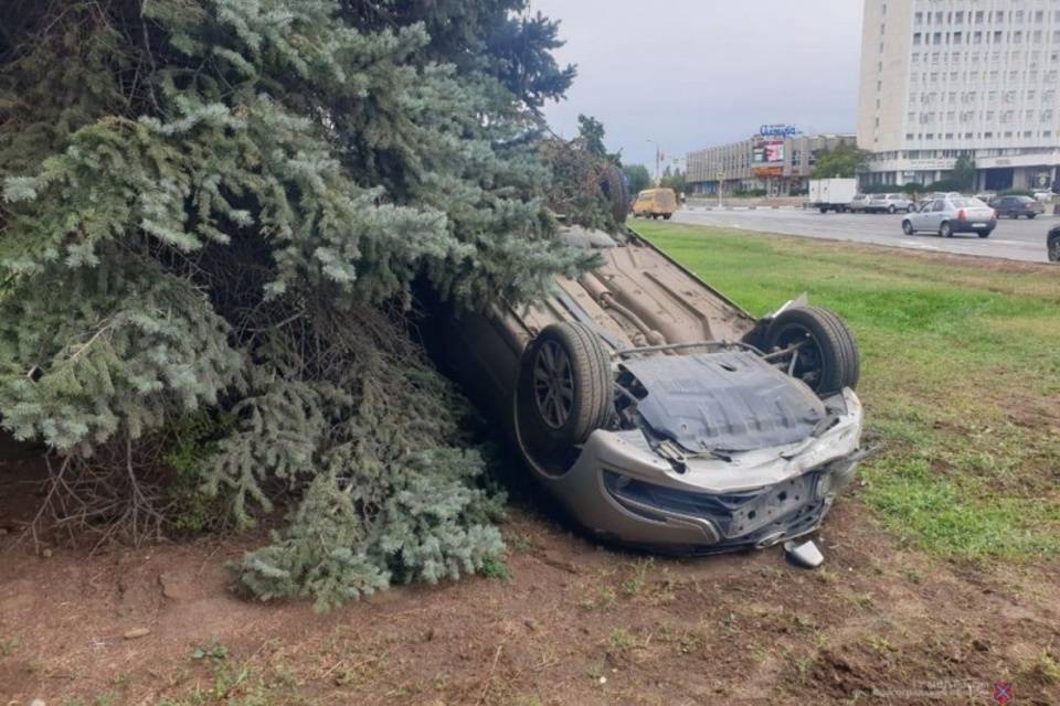 Под Волгоградом водитель скрылся с места ДТП после опрокидывания автомобиля