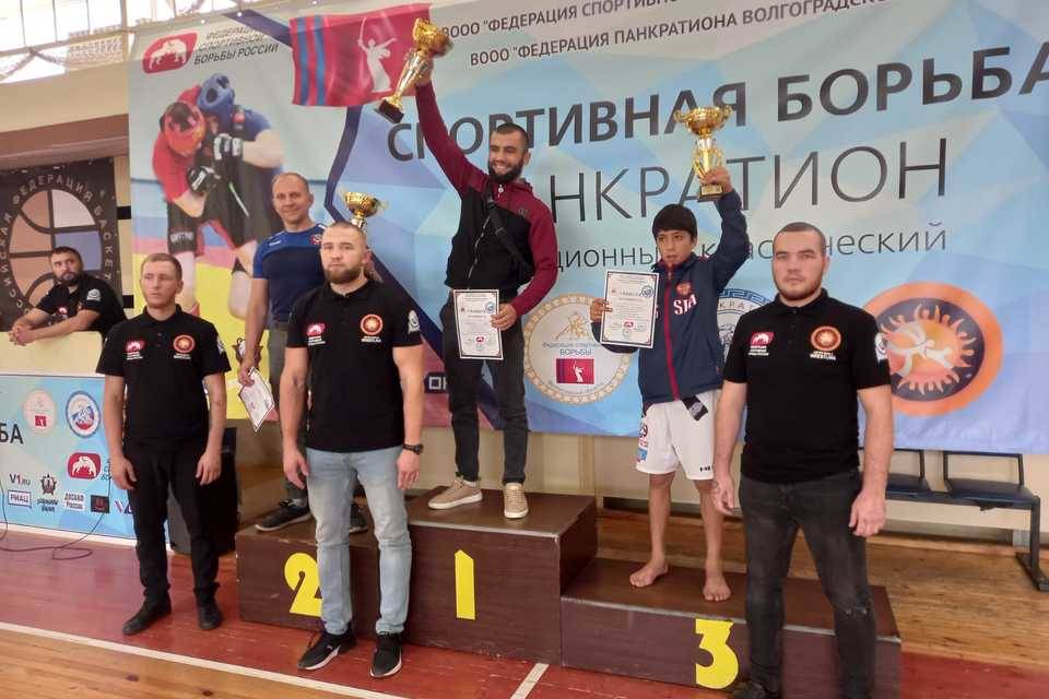 В Волгограде 100 человек вышли сражаться за звание чемпиона по спортивной борьбе