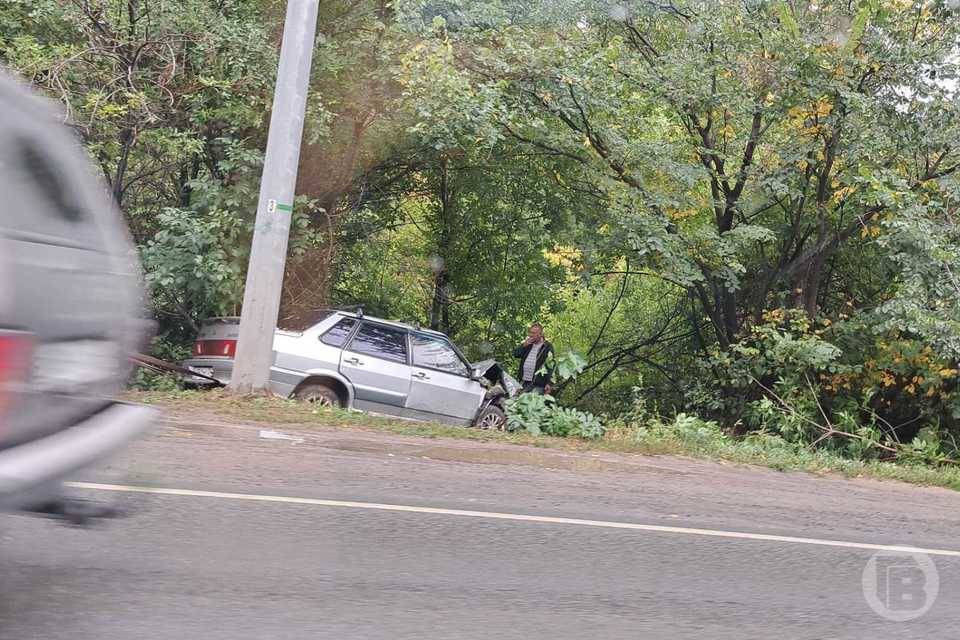 Под Волгоградом легковушка феерично улетела в лесную чащу