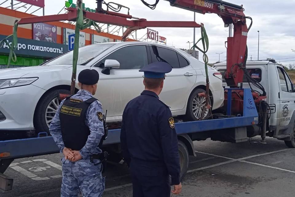 В Волгограде судебные приставы арестовали 25 автомобилей около ТРК «Мармелад»