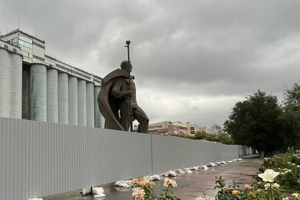 В Волгограде приступили к восстановлению памятника морякам-североморцам