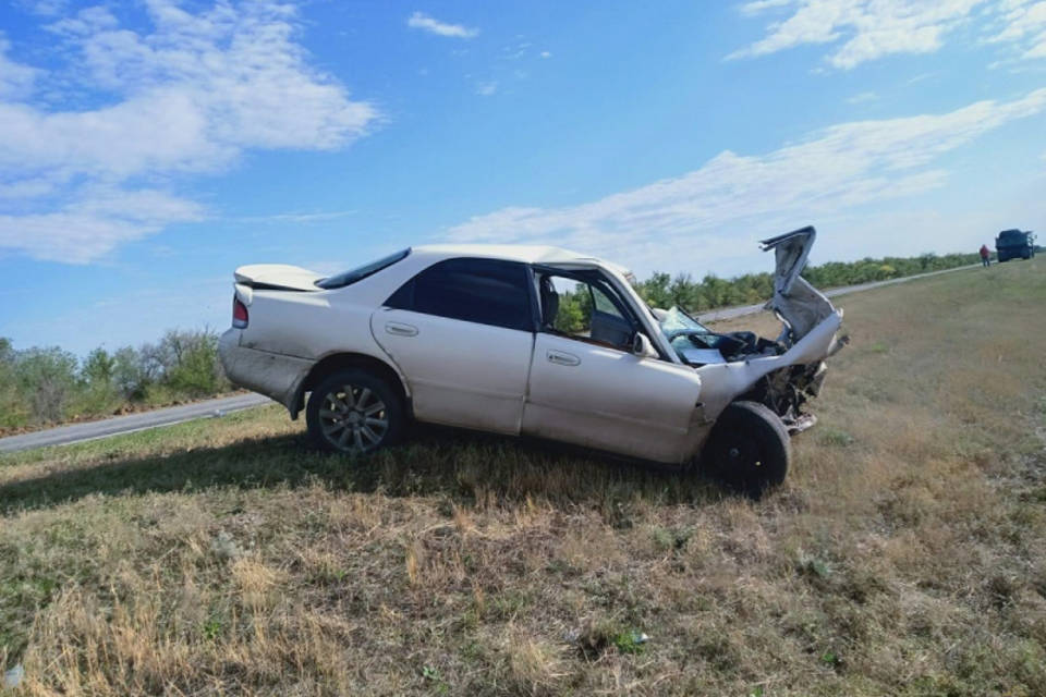 Под Волгоградом водитель Mazda погиб в аварии с грузовиком
