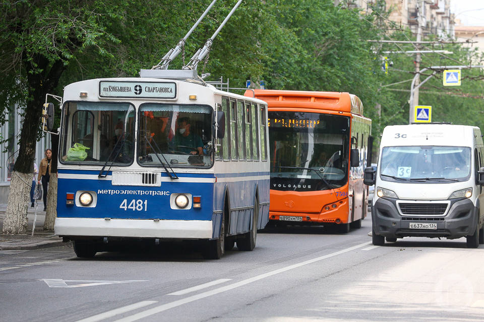 В центре Волгограда маршрутка врезалась в троллейбус