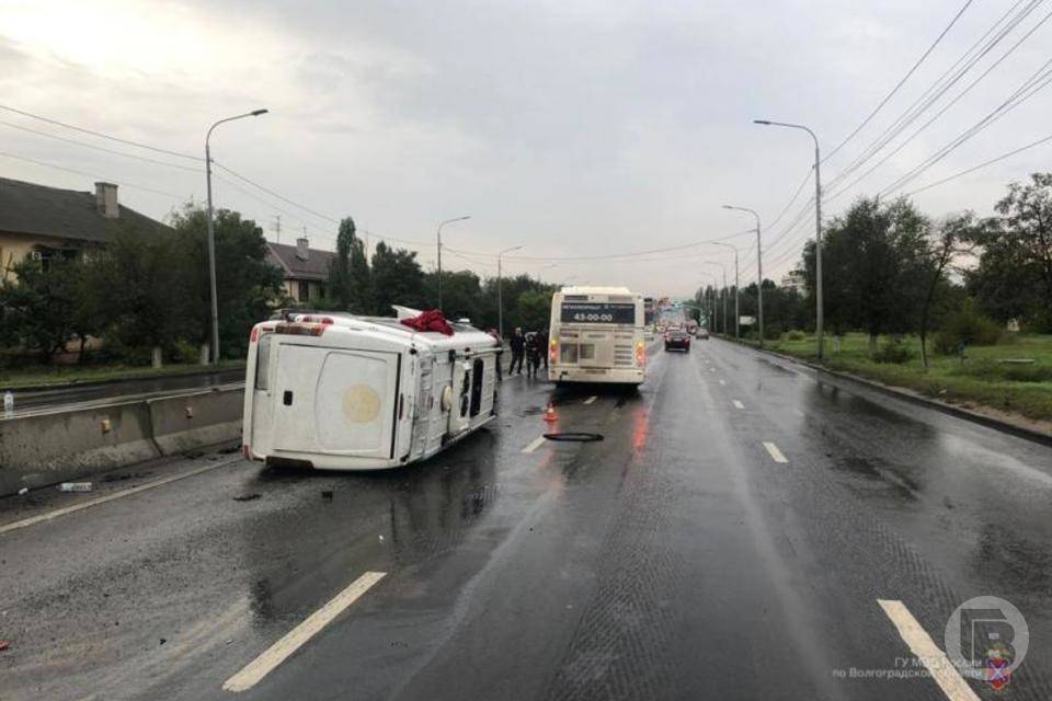 В Волгограде микроавтобус наехал на бордюр и опрокинулся