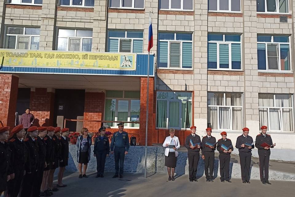 В Волгограде сотрудники МЧС поддержали новую школьную традицию