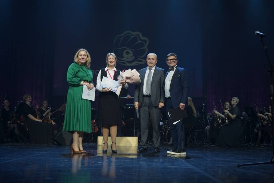 Губернатор Андрей Бочаров поздравил волгоградку, победившую в конкурсе "Лучший воспитатель года России-2022"