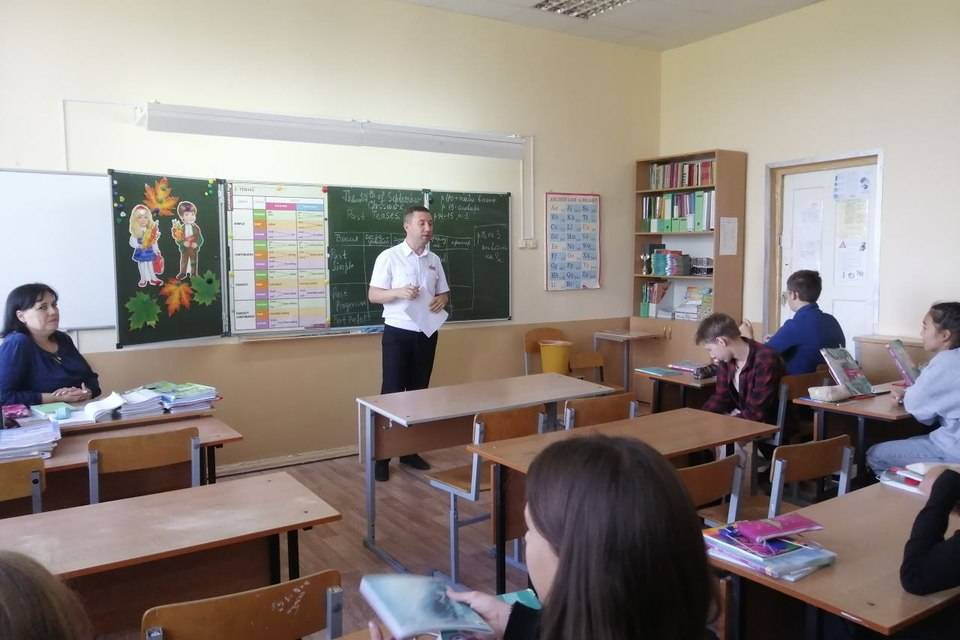 Школьникам города Волжский напомнили правила безопасного поведения вблизи железной дороги