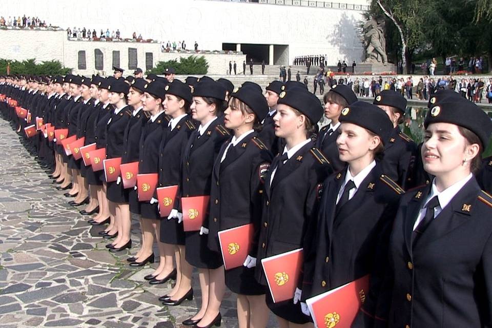 Первокурсники академии МВД Волгограда приняли присягу на Мамаевом кургане
