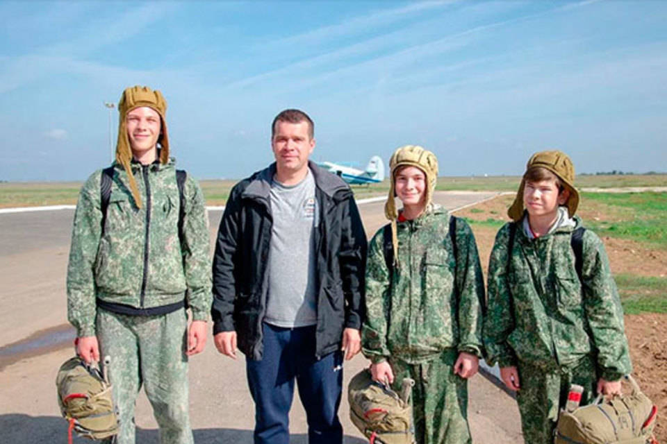 Под Волгоградом подростки прыгнули с борта самолета с парашютами