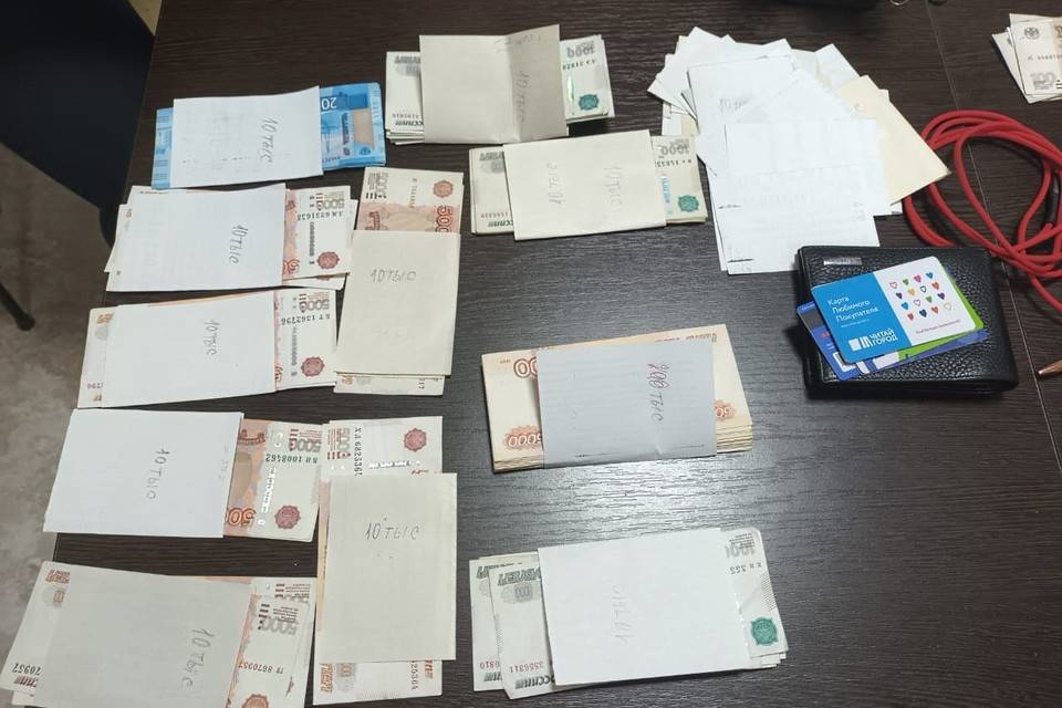 В Волгограде задержали 24-летнего курьера, помогавшего телефонным аферистам
