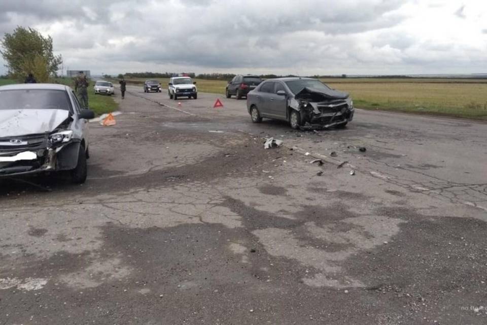 Пять человек пострадали после лобового столкновения двух машин под Волгоградом