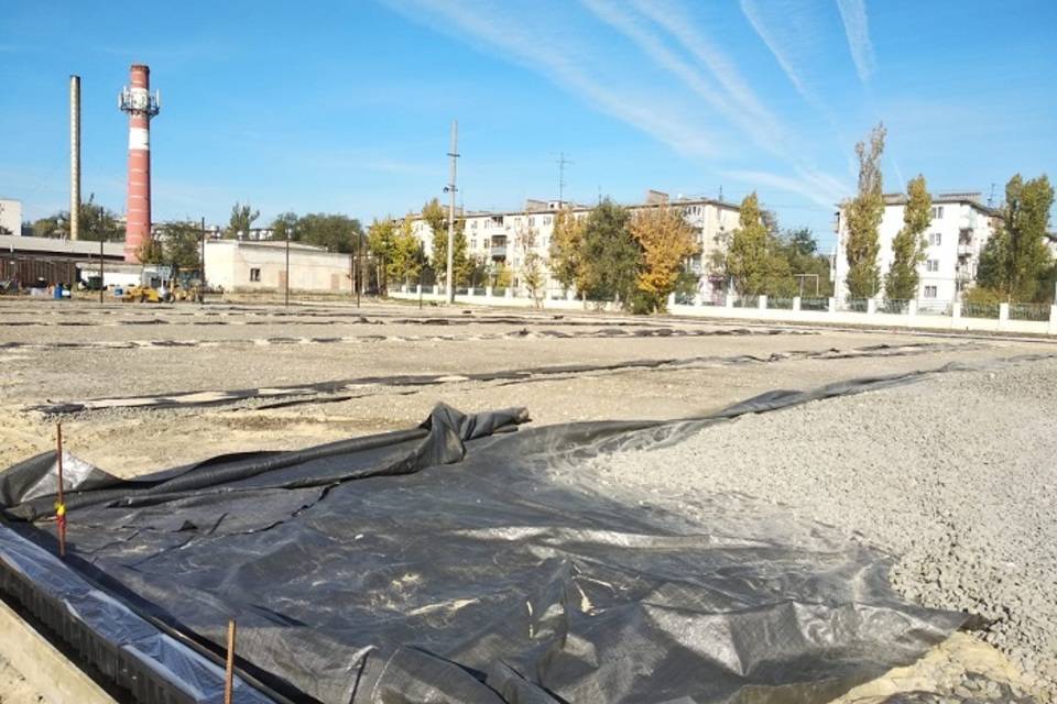 Рабочие активно строят новый спорткомплекс с футбольным полем в Кировском районе Волгограда