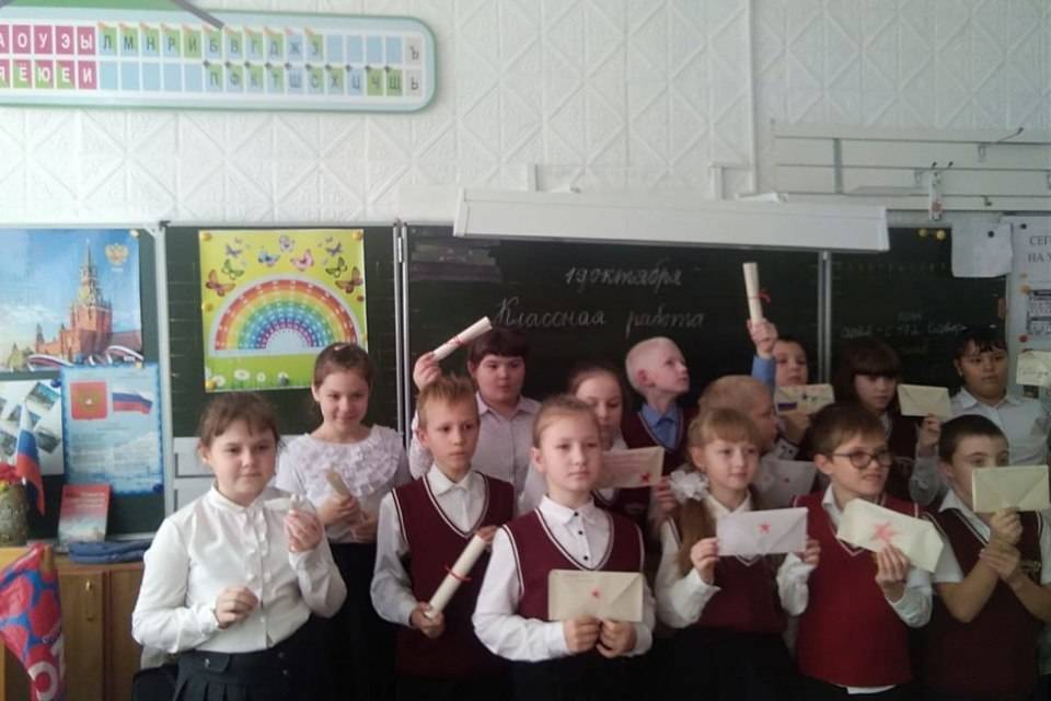 В Волгоградской области школьники сделали обереги для участников СВО