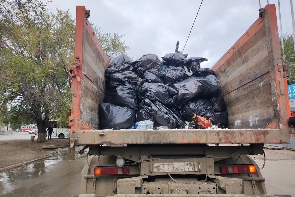 «Ситиматик-Волгоград» вывез более 2 тонн отходов с территории вокруг кинотеатра «Юбилейный»