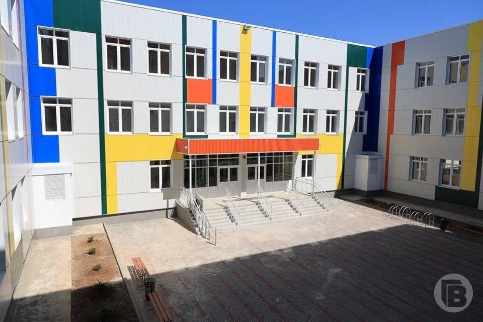 В школе № 117 Волгограда пострадала часть подвесного потолка