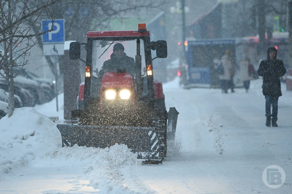 Трассу в Волгоградской области под Саратовым в ночь на 28 октября засыпало первым снегом