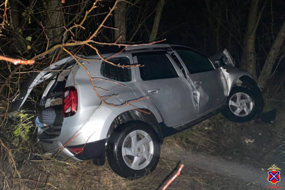 На трассе под Волгоградом иномарка влетела в дерево, один человек погиб