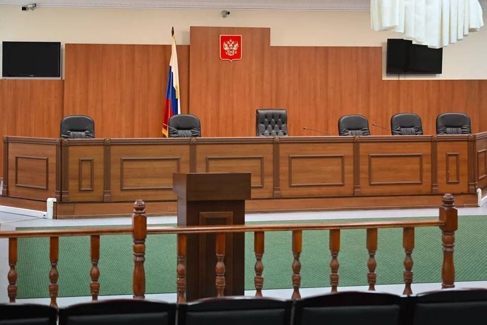 В Волгограде на 2 года осуждена пара уголовников за надругательство над флагом РФ