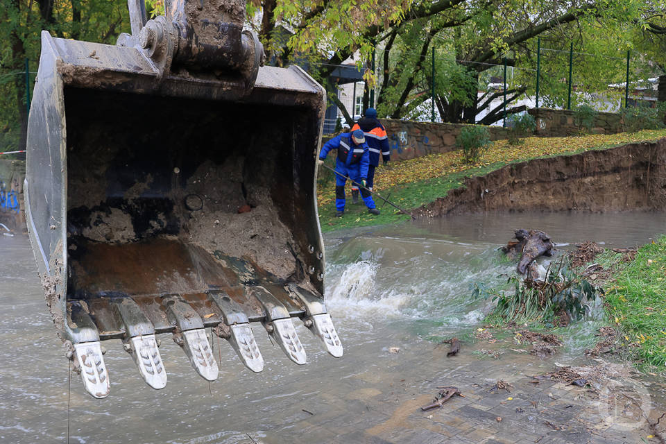 В Волгограде продлили срок ликвидации аварии на поврежденном канализационном коллекторе