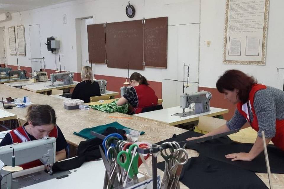 В Волгоградской области студенты шьют одежду для участников СВО и подстригают их членов семьи