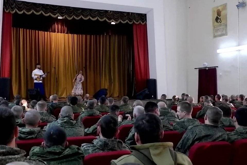 Казаки в Волгограде с концертом выступили перед мобилизованными