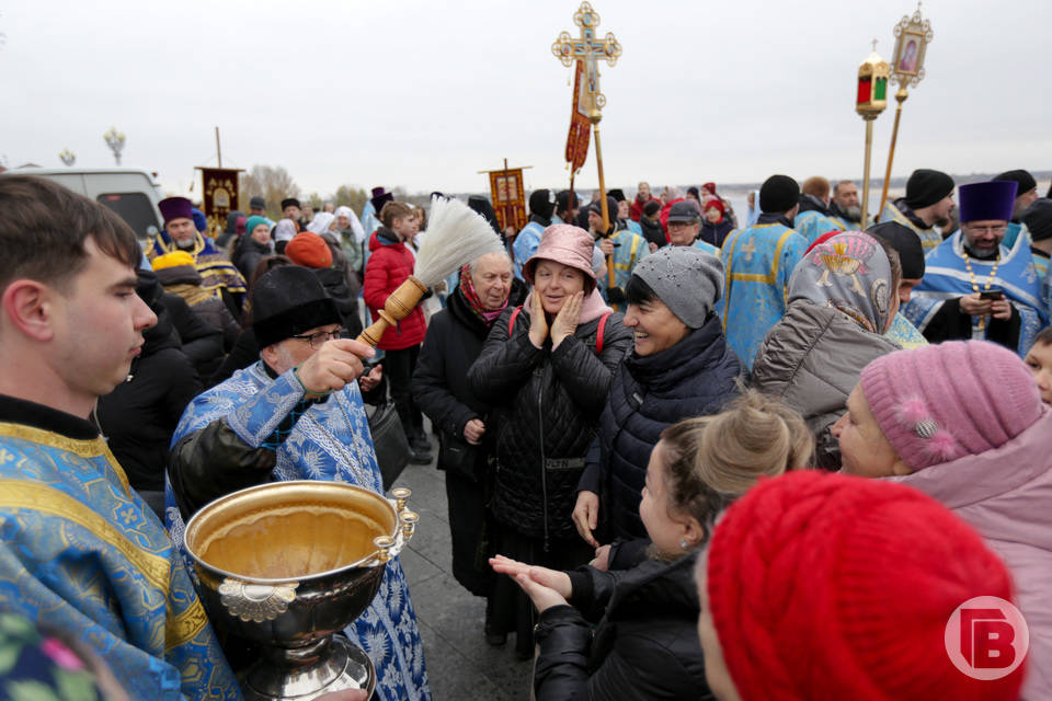 По центру Волгограда прошел крестный ход в честь Дня народного единства