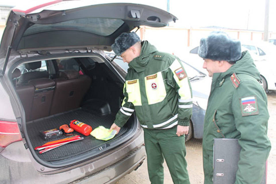 Военные госавтоинспекторы в Волгограде проверили автомобили перед зимой
