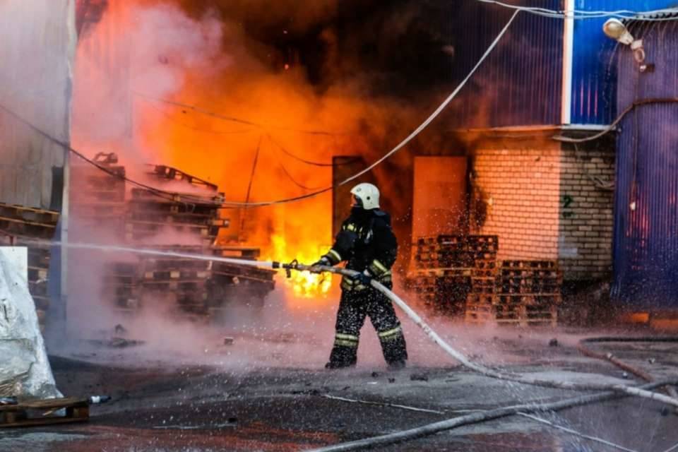 В Сети обсуждается пожар на рынке в Камышине