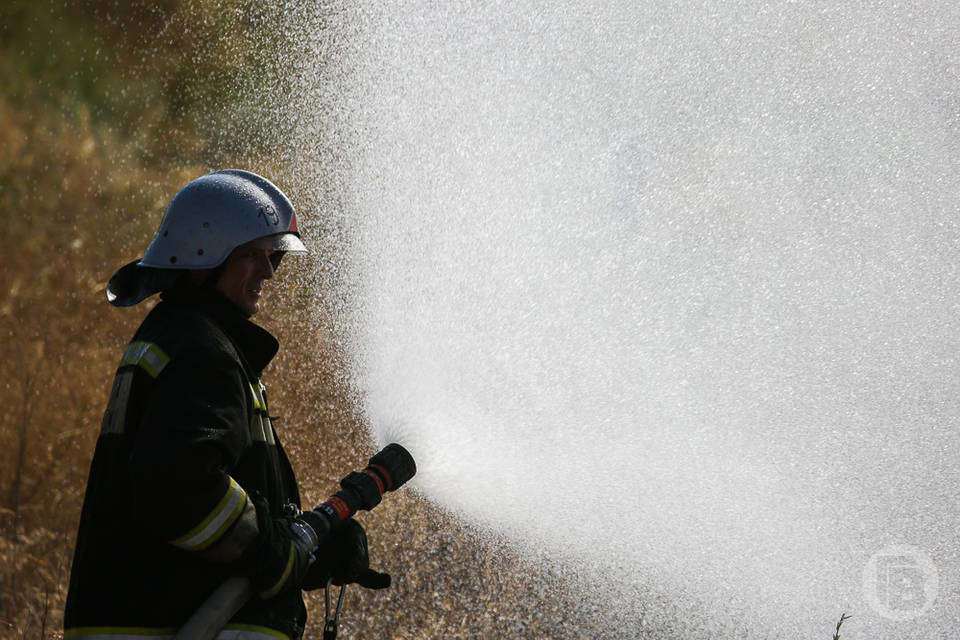 Больше часа пожарные тушили вспыхнувшее сено под Волгоградом