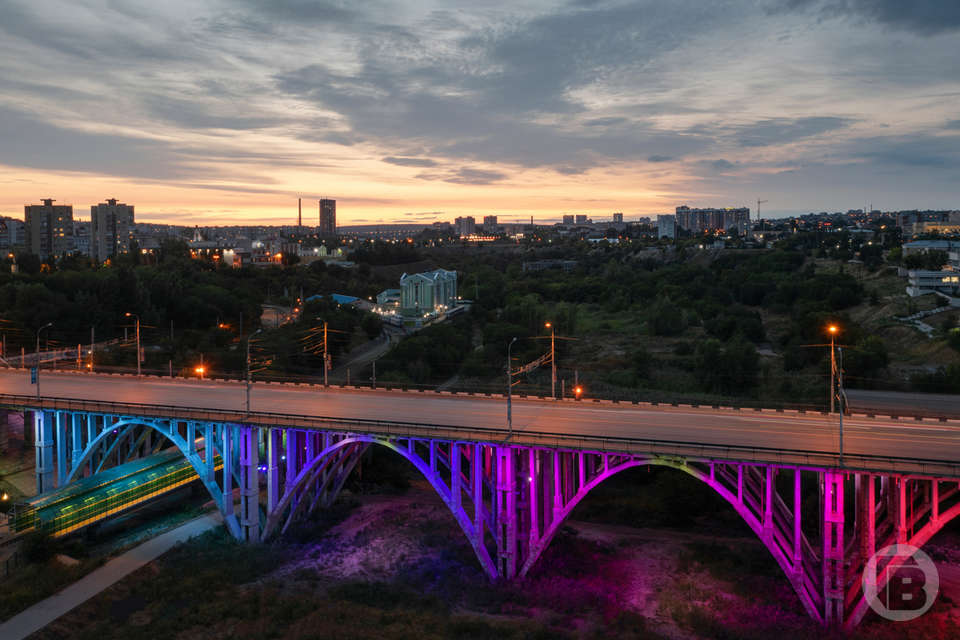 В Волгограде трещины на Астраханском мосту устранят дорожники