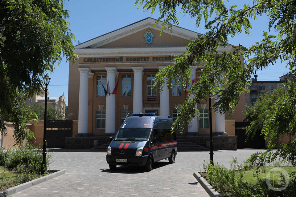 В Волгограде на Библиотечной улице обнаружили тело мужчины в канализационном люке