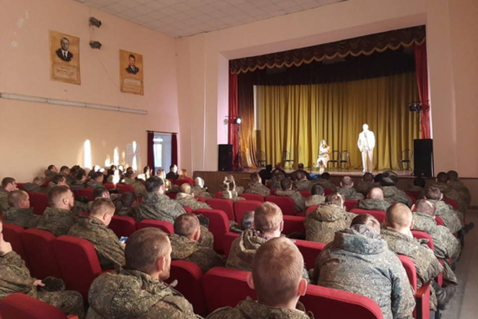 Перед мобилизованными Волгоградской области выступили артисты НЭТа
