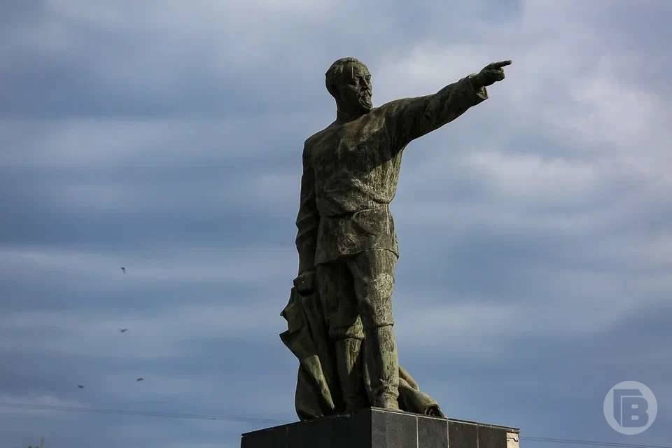 В Волгограде памятник Дзержинскому исследуют под электронным микроскопом