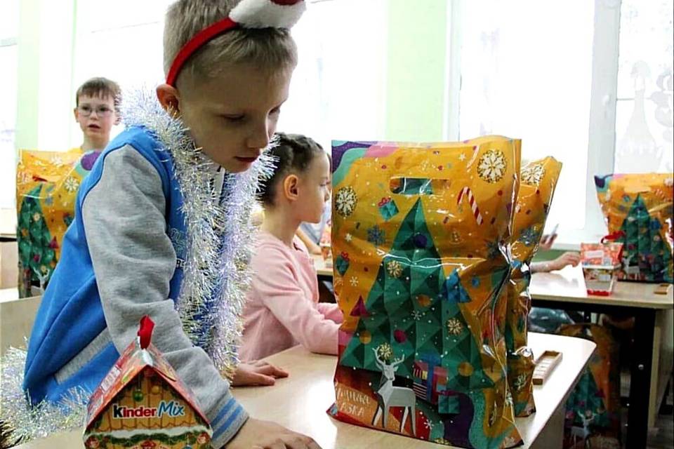 В новогодних подарках юным волгоградцам достанутся конфеты и игрушки