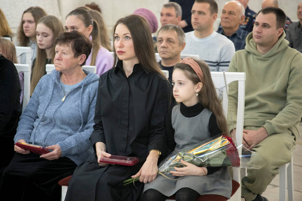 В Волгограде награды 10 погибших солдат передали их семьям