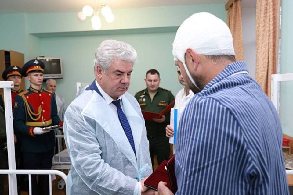 Награждение в госпитале. Награждение военнослужащих сво. Цивилев посетил госпиталь. В Волгограде военнослужащим в госпитале вручили награды.