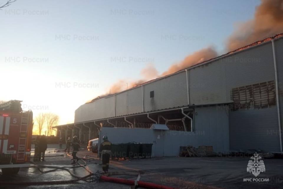 В Волгограде площадь пожара на складе достигла 1500 квадратных метров
