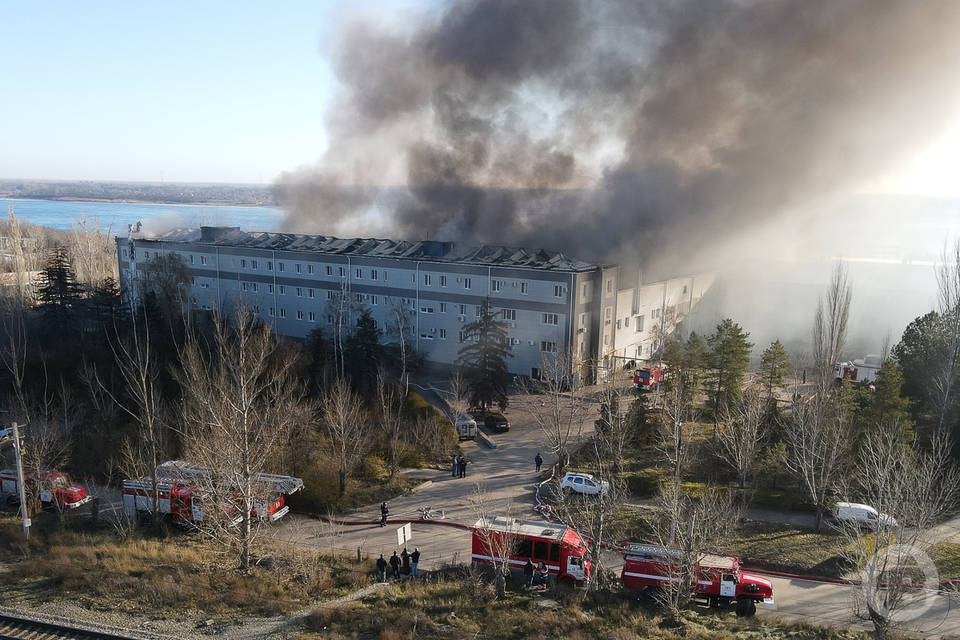 В Волгограде больше 100 человек тушили пожар на складе с пластиком