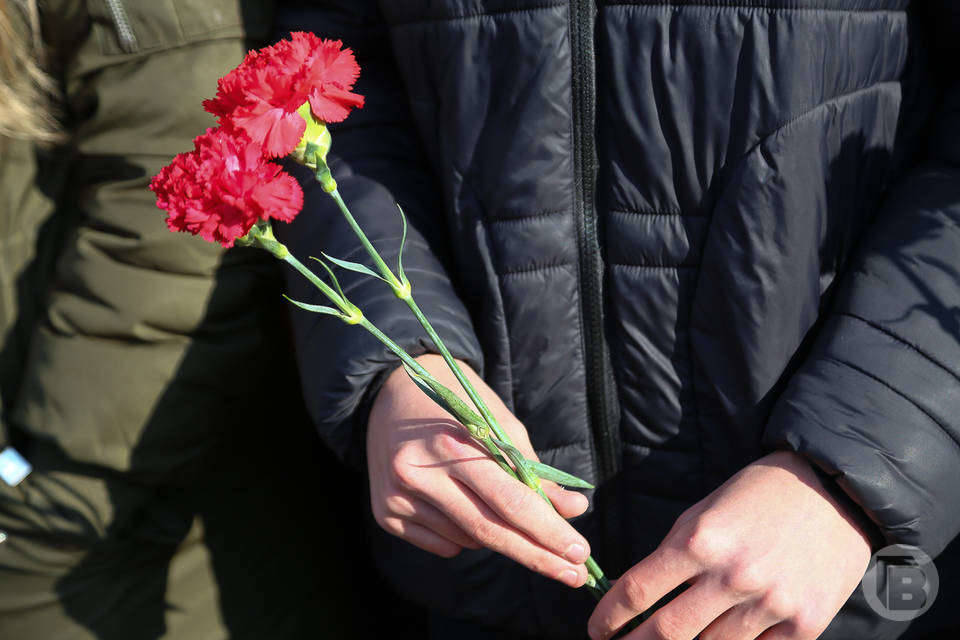 Стихийный мемориал образовался на месте гибели 3-летнего малыша в Волгограде