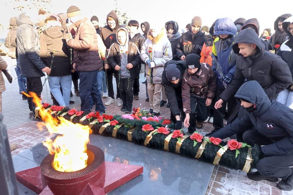 В Камышине возложили цветы к Вечному огню в День Неизвестного Солдата