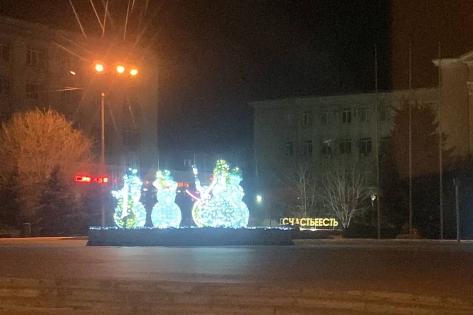 В Волгограде устанавливают новогодние ели и снеговиков