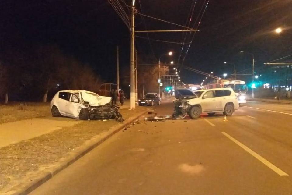 Водитель погиб после лобового столкновения с дорогим внедорожником в Волгограде