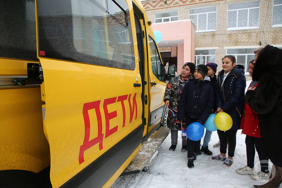 15 машин скорой помощи и 8 школьных автобусов поступят в Волгоградскую область