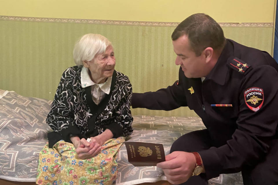 100-летней жительнице Харьковской области вручили паспорт РФ в Волгограде