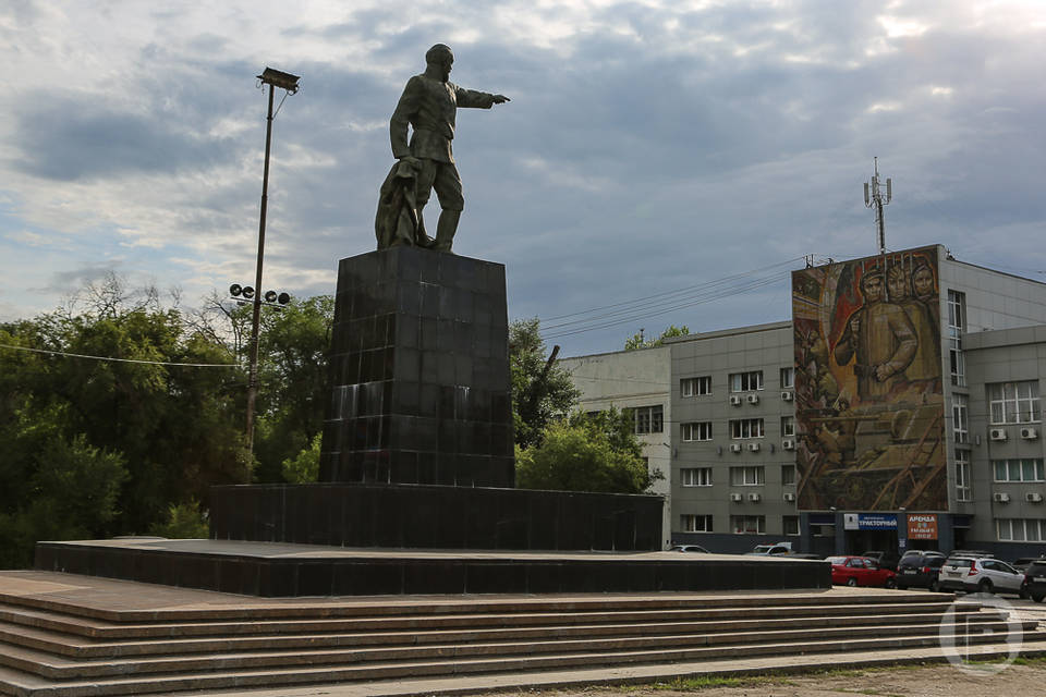 В Волгограде отреставрируют памятник Дзержинскому высотой более 4 метров